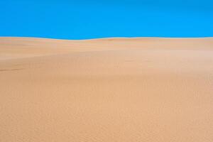 sin vida arenoso Desierto paisaje debajo azul cielo foto