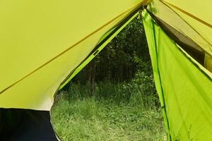 ver desde el excursionismo Hazme tienda a el verano bosque foto