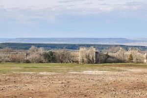 restos de un medieval fortaleza torre chufut-kale, Crimea foto