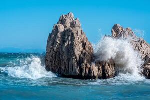 mar costero acantilados en un Ventoso soleado día foto