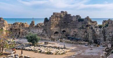 ver de el restos de el antiguo ciudad de lado ahora manavgat, Turquía con un arqueológico sitio y un recuerdo vendedor foto