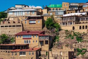 casas en un rocoso Pendiente en el montaña pueblo de chokh en daguestán foto