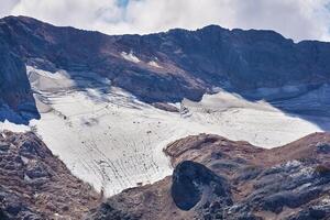 montaña glaciar cerca el cumbre de montar pescado en el occidental Cáucaso foto