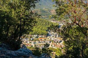 ver desde el montaña a el pueblo en el Valle foto