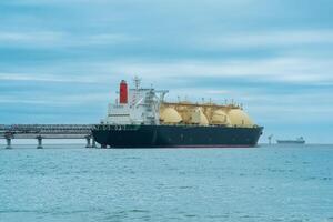 lng petrolero durante cargando a un licuado natural gas costa afuera terminal foto