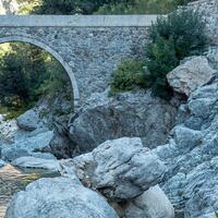 arco de antiguo romano puente terminado un montaña río en el kesme bogazi cañón, Turquía foto