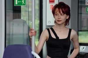adolescente niña tiene sólo ingresó un viajero diario al trabajo tren coche foto