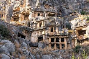 antiguo tumbas tallado dentro el rocas en el restos de myra foto