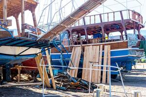 aire libre barco reparar taller en el costa en ciralí, Turquía foto