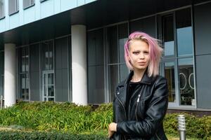 retrato de un Adolescente niña en un urbano antecedentes foto