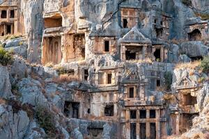 antiguo tumbas y criptas tallado dentro el rocas en el restos de myra foto