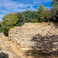 restos de antiguo teatro entre el bosque en el antiguo ciudad de faselis, Turquía foto