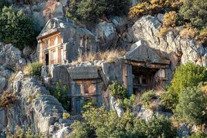 antiguo tumbas y criptas tallado dentro el rocas en el restos de myra foto