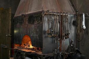 fragua horno con ardiente fuego y herrero herramientas foto