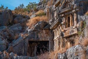 antiguo tumbas y criptas tallado dentro el rocas en el restos de myra foto