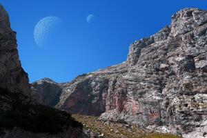 fantástico extraterrestre paisaje con rocas y dos lunas en el cielo foto