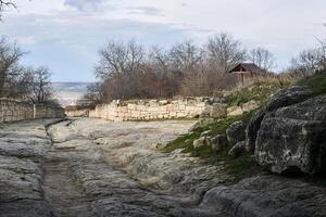 antiguo la carretera entre el restos de el medieval ciudad chufut-kale, Crimea foto