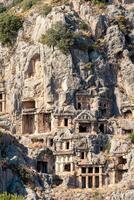 antiguo tumbas tallado dentro el rocas en el restos de myra foto