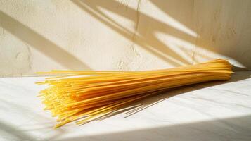ai generado espaguetis pasta bañado en luz de sol en mármol antecedentes foto