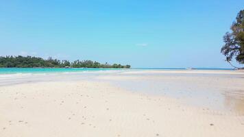 wit zanderig strand en turkoois water Aan tropisch eiland in Thailand video