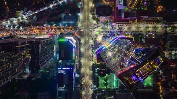 antenn Timelapse av kväll trafik på genomskärning i stadens centrum hanoi, vietnam video