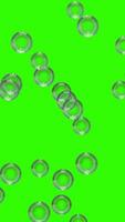 verticaal video met 3d weergegeven animatie van drijvend zeep bubbels Aan de groen scherm achtergrond.