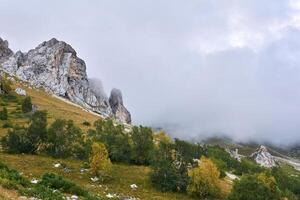 otoño montaña Valle cubierto con nubes foto