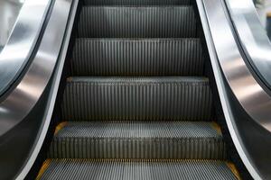 fragmento de el inferior parte de un convencional escalera mecánica foto