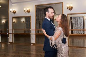 adulto Pareja bailando clásico compañero danza en vacío salón de baile foto