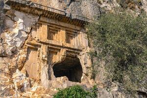 antiguo tumba tallado dentro el rock cerca myra de Licia foto