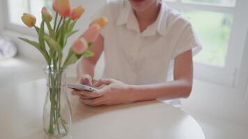 une Jeune fille est Envoi en cours une message sur sa cellule téléphone à sa colocataire. video