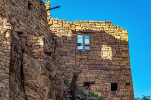 arruinado casa en contra el cielo en el antiguo abandonado pueblo de gamsutl foto