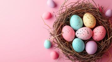 ai generado contento Pascua de Resurrección fiesta celebracion bandera saludo tarjeta con pastel pintado huevos en pájaro nido en rosado fondo tabla textura foto