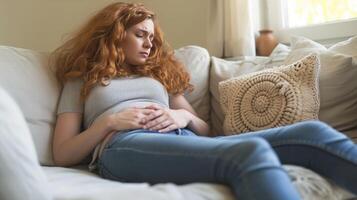 ai generado mujer teniendo estómago dolor, doblar y participación manos en barriga, incomodidad desde menstrual obstáculo foto