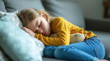 ai generado niño en un cama con estómago dolor.caucásico niña con manos en barriga. salud trastorno concepto. niño tiene un dolor foto