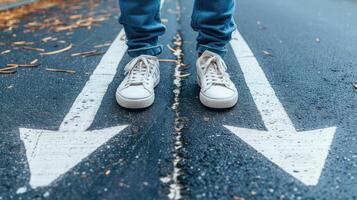 ai generado hombre piernas en zapatillas en pie en la carretera con Tres dirección flecha elecciones, izquierda, Derecha o moverse adelante foto