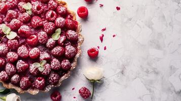 ai generado un cerca - arriba Disparo de frambuesa agua de rosas tarta, ligero gris texturizado yeso fondo, parte superior ver foto