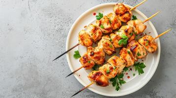 ai generado pollo brocheta brochetas en un plato terminado ligero gris pizarra, Roca o hormigón antecedentes . parte superior ver con Copiar espacio. foto