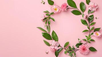 ai generado guirnalda hecho de hermosa flores y verde hojas en pálido rosado fondo, plano poner. espacio para texto foto