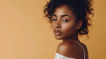 ai generado hermosa negro mujer posando en estudio en melocotón antecedentes. Moda retrato negro mujer en blanco elegante lino vestido. constituir, Rizado pelo foto