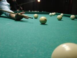 The process of playing billiards photo