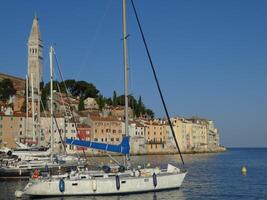 barcos en puerto a rovinj, Croacia. foto