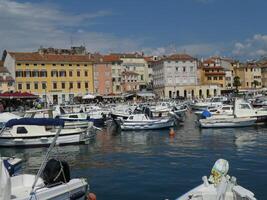 barcos en puerto a rovinj, Croacia. foto