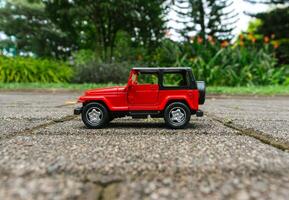 concepto para de viaje con un coche. foto de un juguete coche metido en el parque, después algunos ediciones