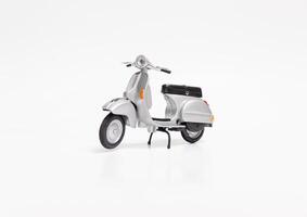 miniatura clásico scooter en blanco antecedentes. después algunos ediciones foto