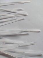 blanco el plastico cable corbatas aislado en un blanco antecedentes foto