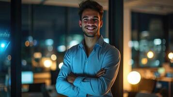 ai generado retrato de un sonriente joven empresario en pie solo en un oscuro oficina mientras trabajando tarde foto