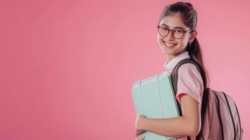 ai generado sonriente activo excelente mejor estudiante Chica de escuela participación libros y cuadernos yendo a colegio vistiendo lentes y bolso foto