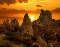 hermosa paisaje Capadocia Roca y goreme nacional parque nevsehir pavo. increíble y increíble cielo foto