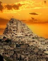 Capadocia uhisar castillo es un magnífico ver a puesta de sol. Nevsehir, Turquía. foto